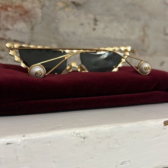 GUCCI FOREVER HOLLYWOOD EMBELLISHED PEARL WITH GOLD CAT EYE SUNGLASSES - Picture 5 of 13